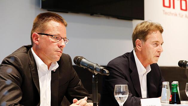 Bei den Fans herrscht Redebedarf. Gesch&auml;ftsf&uuml;hrer Rolf Beyer (l.) und Aufsichtsratsvorsitzender Michael Stoschek werden die Fragen zur Entlassung von Andrea Trinchieri beantworten.Archivfoto: Daniel L&ouml;b
