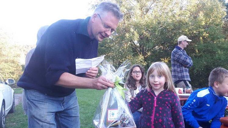 Mit elf Kilo &Auml;pfeln holte sich Emely O&szlig;mann bei den bis F&uuml;nfj&auml;hrigen den Sieg.Heike Sch&uuml;lein