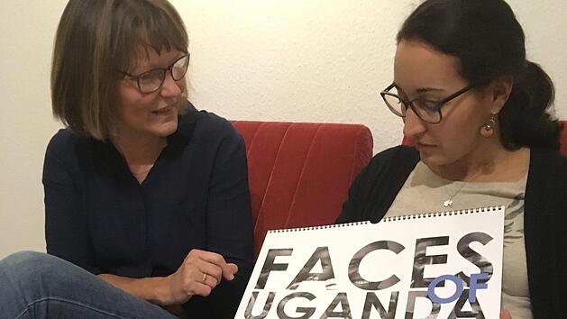 Johanna Stumpner (rechts) vom Verein "Wasser f&uuml;r Menschen" stellte Martina Kirchner vom Bad Br&uuml;ckenauer Weltladen den neuen Kalender vor.Foto: Maja Kirchner &nbsp;