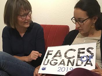 Johanna Stumpner (rechts) vom Verein "Wasser für Menschen" stellte Martina Kirchner vom Bad Brückenauer Weltladen den neuen Kalender vor.Foto: Maja Kirchner  