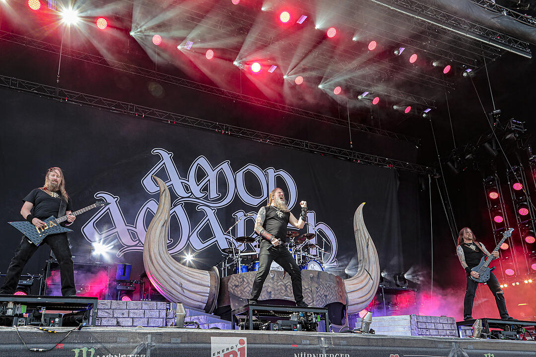 Amon Amarth bei Rock im Park 2019: Ganz viel Metal und Feuer bringt die Fans zum Durchdrehen