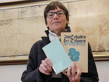 Birgit Schmalz zeigt die  gefälschten Memoiren (links) von Diana von Pappenheim und Jenny von Gustedt. Rechts die authentischen Erinnerungen an die Baronin von Gustedt, geschrieben von Enkelin Lily Braun. Foto: Benedikt Borst