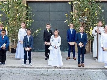 Die Erstkommunikanten vor der Herz-Jesu-Kirche in Pressig mit Pater Helmut Haagen (rechts) und Gemeindereferent Andreas Roderer (links)  Foto: Kai Baumstark