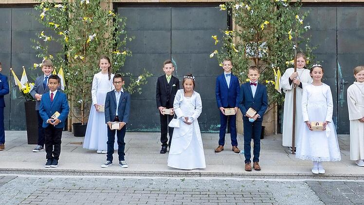 Die Erstkommunikanten vor der Herz-Jesu-Kirche in Pressig mit Pater Helmut Haagen (rechts) und Gemeindereferent Andreas Roderer (links)  Foto: Kai Baumstark