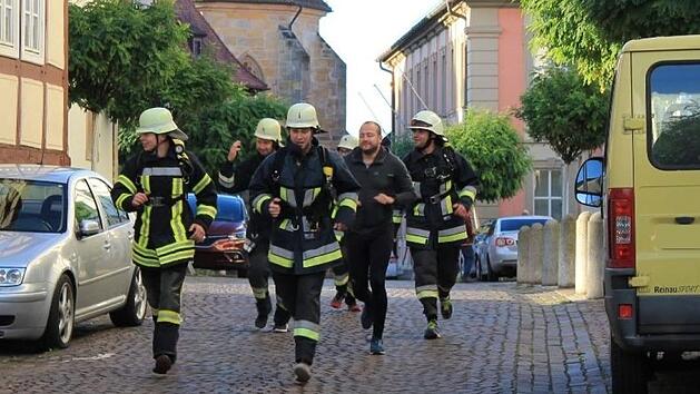 Eigentlich wollte die Freiwillige Feuerwehr Ebern beim "Firefighter-Run" im Breisgau starten. Nachdem die Veranstaltung aber wegen Corona abgesagt wurde, sind die Eberner Floriansj&uuml;nger f&uuml;nf Kilometer durch ihre Heimatstadt gelaufen.  Wer gewonnen hat, war nicht wichtig: Vielmehr ging es darum, die Bev&ouml;lkerung zu sensiblisieren, was die Freiwilligen Feuerwehren k&ouml;rperlich alles leisten m&uuml;ssen. Freiwillige Feuerwehr Ebern