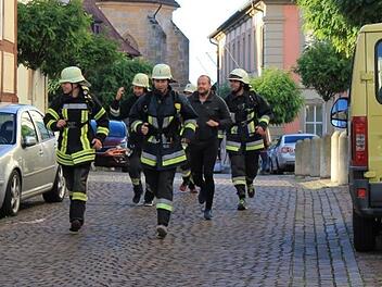 Eigentlich wollte die Freiwillige Feuerwehr Ebern beim "Firefighter-Run" im Breisgau starten. Nachdem die Veranstaltung aber wegen Corona abgesagt wurde, sind die Eberner Floriansjünger fünf Kilometer durch ihre Heimatstadt gelaufen.  Wer gewonnen hat, war nicht wichtig: Vielmehr ging es darum, die Bevölkerung zu sensiblisieren, was die Freiwilligen Feuerwehren körperlich alles leisten müssen. Freiwillige Feuerwehr Ebern