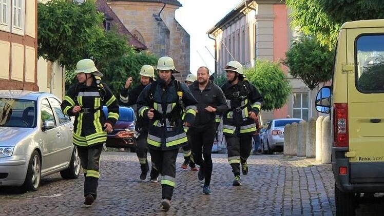 Eigentlich wollte die Freiwillige Feuerwehr Ebern beim "Firefighter-Run" im Breisgau starten. Nachdem die Veranstaltung aber wegen Corona abgesagt wurde, sind die Eberner Floriansjünger fünf Kilometer durch ihre Heimatstadt gelaufen.  Wer gewonnen hat, war nicht wichtig: Vielmehr ging es darum, die Bevölkerung zu sensiblisieren, was die Freiwilligen Feuerwehren körperlich alles leisten müssen. Freiwillige Feuerwehr Ebern