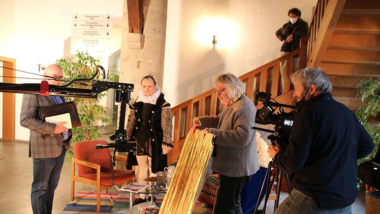 Filmaufnahmen im Foyer, rechts Rüdiger Wolf.  Foto: Thomas Malz