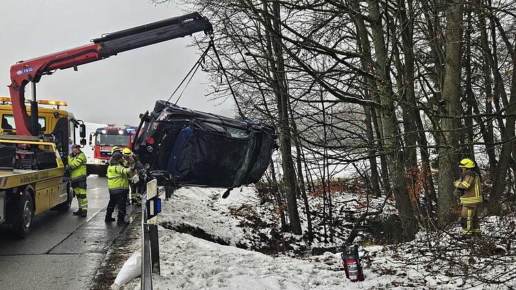 Friesendorf: Auto landet nach Unfall kopfüber in Bach - "Weil er abgelenkt war"