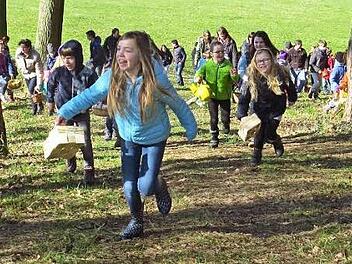 Die Kinder stürmen den Hang Richtung Schellenberg. Foto: Petra Malbrich