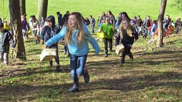 Die Kinder stürmen den Hang Richtung Schellenberg. Foto: Petra Malbrich