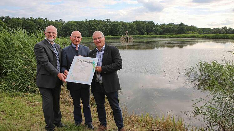 Preisverleihung vor dem Figurenweiher (von links): Peter Thoma, Vorsitzender der Teichgenossenschaft Oberfranken, Bezirkstagspräsident Günther Denzler und Christoph Oberle, Eigentümer und Bewirtschafter des Teiches.  Foto: Riegerpress