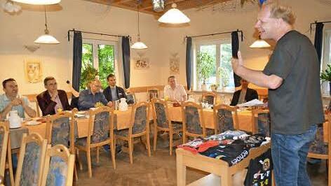 Die 15 Unternehmer lauschen der humorvoll vorgetragenen Präsentation von Atze Bauer über Siebdruck und Digital-Direktdruck.  Foto: L. Händel
