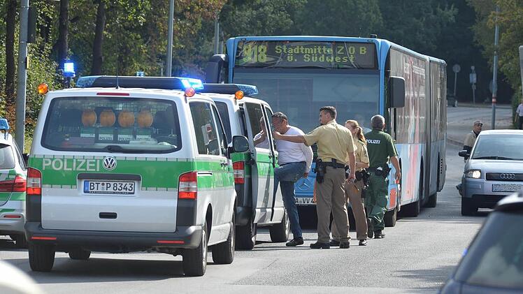 Einen mutmaßlichen Autodieb hat die Polizei Bamberg in der Buger Straße am Mittwoch festgenommen.  Foto: Ronald Rinklef