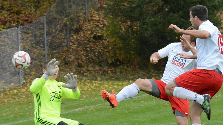Unser Bild zeigt die Situation, in der Morlesaus Torwart Florian Fischer (links), den Ball von Reiterswiesens Fabian Reith (rechts) an den Kopf bekommt. Von dort geht der Ball am Außenpfosten vorbei. Foto: ssp