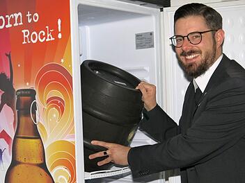 Da ist das Ding: Pfarrer Christian Rosenzweig hat den "Reformator", das extra eingebraute Bier, auch noch nicht probiert - aber er ist überzeugt: "Es ist das richtige Getränk für die Kirchweih." Foto: Berthold Köhler