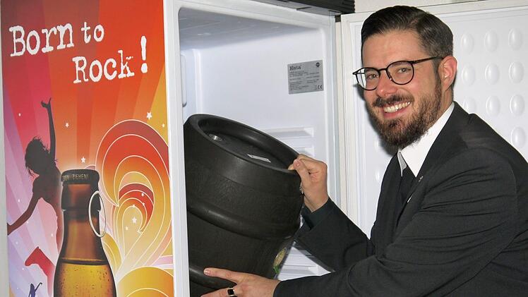 Da ist das Ding: Pfarrer Christian Rosenzweig hat den "Reformator", das extra eingebraute Bier, auch noch nicht probiert - aber er ist überzeugt: "Es ist das richtige Getränk für die Kirchweih." Foto: Berthold Köhler
