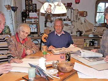 Sie blättern in der Chronik des Gartenbau- und Ortsverschönernungsvereins Himmelkron (von links): Erwin Wolfrum, Eleonore Karl, Hans Matussek und Wolfgang Sack. Foto: Werner Reißaus