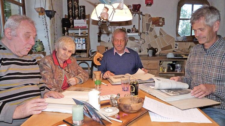 Sie blättern in der Chronik des Gartenbau- und Ortsverschönernungsvereins Himmelkron (von links): Erwin Wolfrum, Eleonore Karl, Hans Matussek und Wolfgang Sack. Foto: Werner Reißaus
