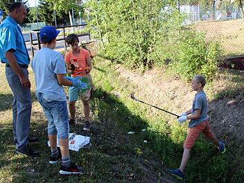 Heinrich Süß begleitete die Schüler um Ryan Conaway (3. v. l.) bei ihrer Müllsammelaktion. Foto: Richard Sänger