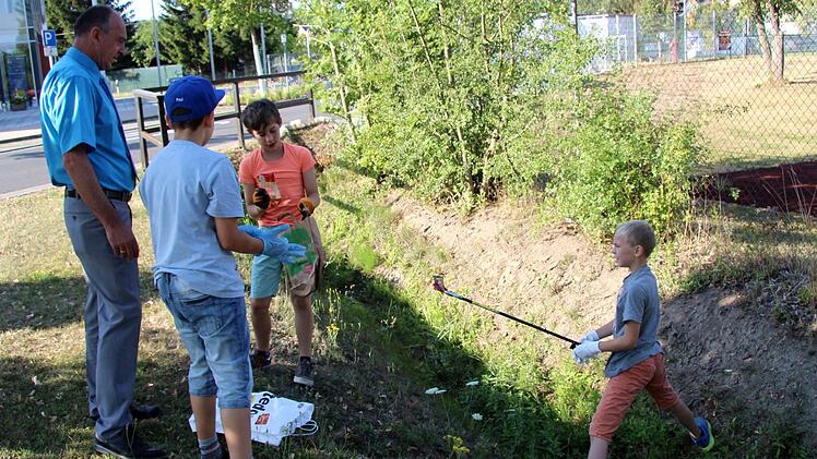 Heinrich Süß begleitete die Schüler um Ryan Conaway (3. v. l.) bei ihrer Müllsammelaktion. Foto: Richard Sänger