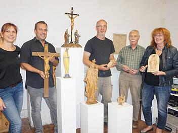 Die Langenleitener Künstler laden am  Wochenende zum Besuch in ihren Werkstätten und Ateliers ein und zur Sonderausstellung der sakralen Kunst des Holzbildhauers Emil Arnold (1897-1957) in der Pfarrkirche Mariä Himmelfahrt in Langenleiten. Das Bild zeigt von links: Heike und Klaus Metz, Herbert Holzheimer, Günter Metz und Rosa Strauß-Carl mit Exponaten von Emil Arnold. Foto: Marion Eckert