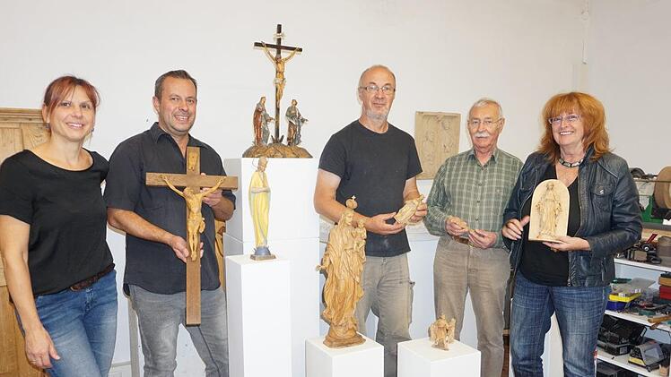 Die Langenleitener Künstler laden am  Wochenende zum Besuch in ihren Werkstätten und Ateliers ein und zur Sonderausstellung der sakralen Kunst des Holzbildhauers Emil Arnold (1897-1957) in der Pfarrkirche Mariä Himmelfahrt in Langenleiten. Das Bild zeigt von links: Heike und Klaus Metz, Herbert Holzheimer, Günter Metz und Rosa Strauß-Carl mit Exponaten von Emil Arnold. Foto: Marion Eckert