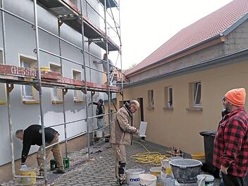 Die Reichenbacher richten in unzähligen Arbeitsstunden die alte Schule her, hier wird am Nebengebäude gewerkelt.  Foto: Fabian Nöth