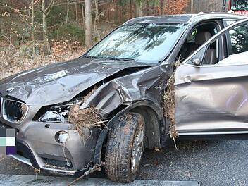 Der BMW wurde bei dem Unfall am Samstagmorgen komplett beschädigt. Foto: Michael Stelzner