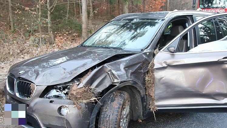 Der BMW wurde bei dem Unfall am Samstagmorgen komplett beschädigt. Foto: Michael Stelzner