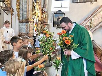 Die Zeyerner Kinder hießen Florian Will mit einem Gedicht und Blumen willkommen. Foto: Susanne Vogler