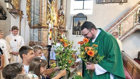 Die Zeyerner Kinder hießen Florian Will mit einem Gedicht und Blumen willkommen. Foto: Susanne Vogler