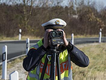 Gundelsheim: Polizei erwischt Autofahrer auf A73 mit 176 km/h in 100er-Zone