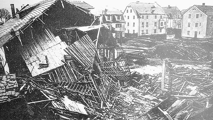 Erst das Erdbeben im November 1911, dann der Sturm: das zerstörte Sägewerk des Bauunternehmens Kraus & Grimm an der Birkenfelderstraße in Forchheim