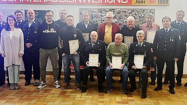 In der Dienst- und Jahreshauptversammlung der FFW Niedermirsberg standen Ehrungen und Neuwahlen an (v. l.): KBM Michael Wölker, KBM Franz-Josef Hetz, KBR Oliver Flake, Bürgermeisterin Christiane Meyer, stellvertretender Vorsitzender Markus Kügel, ...