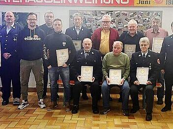 In der Dienst- und Jahreshauptversammlung der FFW Niedermirsberg standen Ehrungen und Neuwahlen an (v.&nbsp;l.): KBM Michael W&ouml;lker, KBM Franz-Josef Hetz, KBR Oliver Flake, B&uuml;rgermeisterin Christiane Meyer, stellvertretender Vorsitzender Markus K&uuml;gel, ...