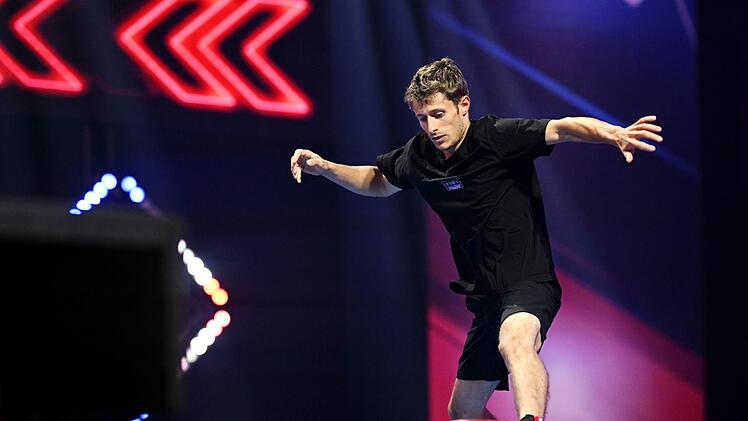 Endlich: Kim Marschner ist zurück. Zweimal war er Zweiter bei NWG, 2021 gewann er das "Allstars"-Event und sahnte 50.000 Euro ab. Er fokussierte sich aber stets auf seine Profi-Kletterer-Karriere, bis er 2022 mit dem Wettkampfsport aufhörte. Er hat ninjatechnisch nichts verlernt: Er finisht in Bestzeit. "Wahnsinn, eine Duftmarke", meint Buschi.