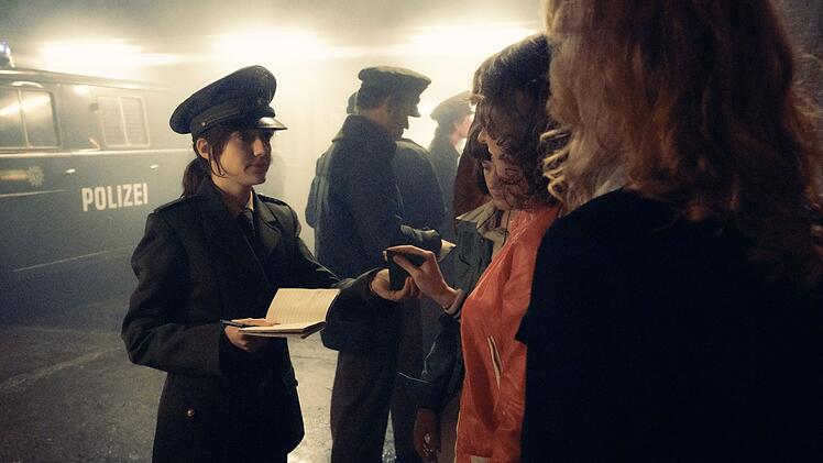 Friederike (Marie Louise Albertine Becker, links) erf&uuml;llt sich ihren Traum, Polizistin zu werden.