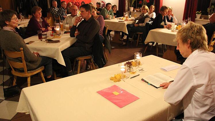 Rund 60 Zuhörer nahmen an Lesung und Krimi-Dinner teil.