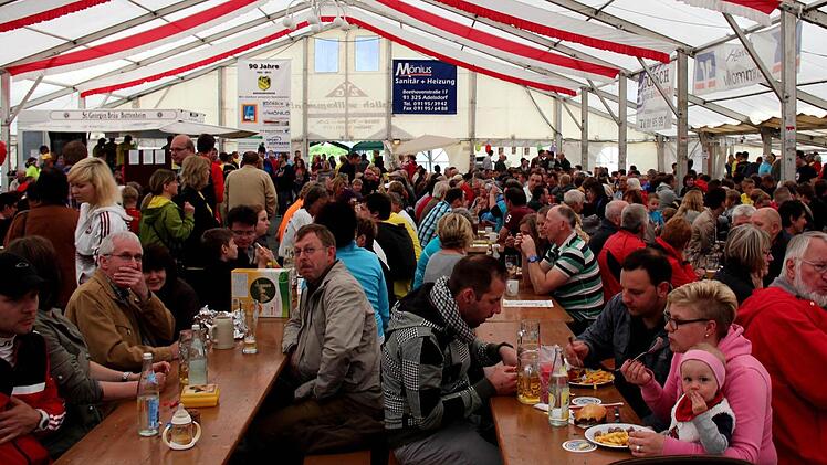 Zur Mittagszeit war das Zelt voll.