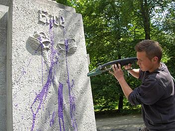 Mit einem ganz speziellen Hochdruckreiniger rückt hier Philipp Weibelzahl dem CC-Ehrenmal zu Leibe und säubert es. Fotos: Oliver Schmidt