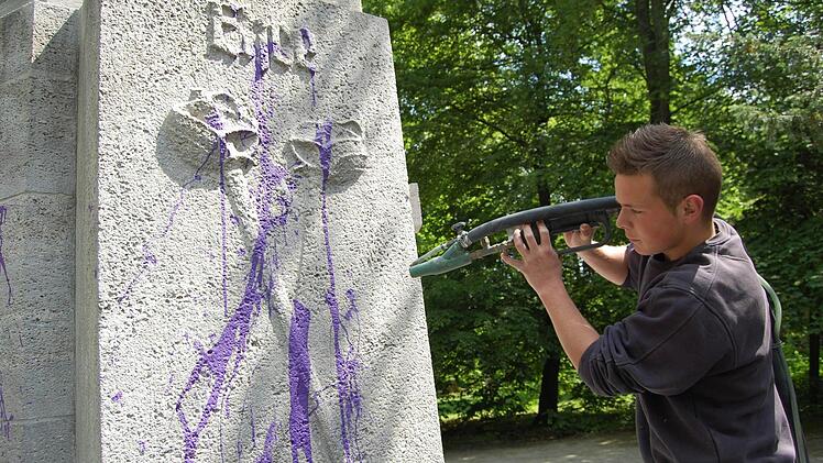 Mit einem ganz speziellen Hochdruckreiniger rückt hier Philipp Weibelzahl dem CC-Ehrenmal zu Leibe und säubert es. Fotos: Oliver Schmidt