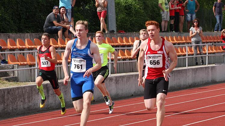 Nick Przeliorz (656 TSV Münnerstadt) und Niklas Wiethoff (761 / TG Würzburg) auf dem Weg zu Spitzenzeiten über 100 Meter. Keiner war schneller als die beiden Sprinter in der Altersklasse U-18.