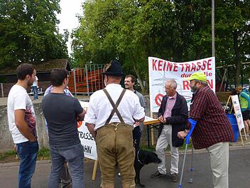 Einen Info-Stand betrieb die "Bürgerinitiative Ortsteile Schondra gegen Südlink" am Rande des Backofenfestes. Foto: Oswald Türbl