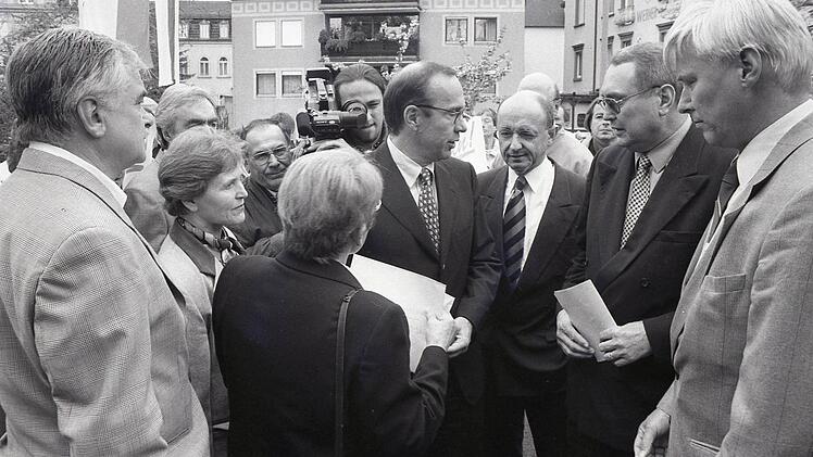 Der damalige Bundesverkehrsminister Wissmann und die Innenstaatssekretäre Sauter und Lintner stellten sich 1998 den Fragen der Bürger. Foto: Archiv Saale-Zeitung