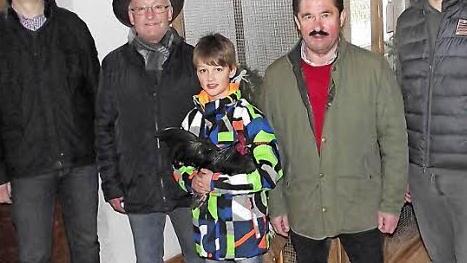 Fritz Bauer, Bernd Oßmann und der Jungzüchter Maximilian Oßmann wurden als deutsche Meister geehrt; die jeweilige Laudatio hielten Vorsitzender Klaus Ruppert und Zweiter Bürgermeister Michael Bohl (v. l.): Klaus Ruppert, Bernd Oßmann, Maximilian Oßmann, Fritz Bauer und Michael Bohl. Foto: Dieter Wolf
