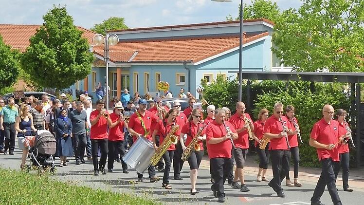 Die Siemens-Healthcare-Concert-Band f&uuml;hrt den Festzug an. Fotos: privat