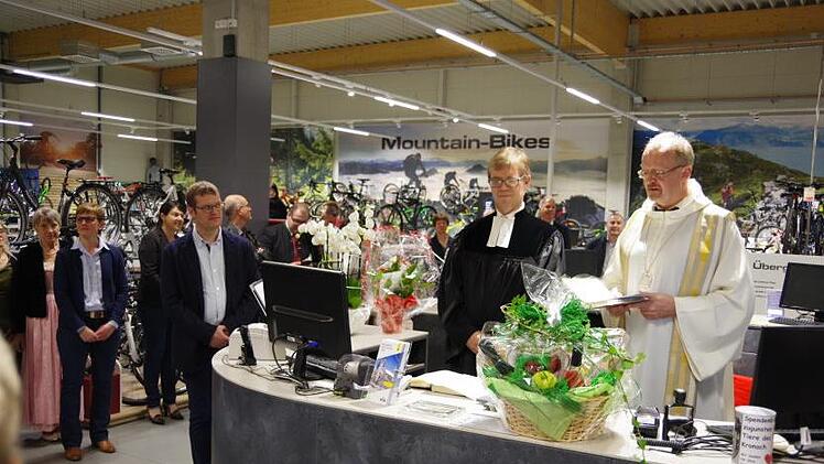 Pfarrer Martin Gundermann und Domkapitular Thomas Teuchgräber  stellten  das "Bike Center Dressel"  unter de Segen Gottes. Foto: Heike Schülein