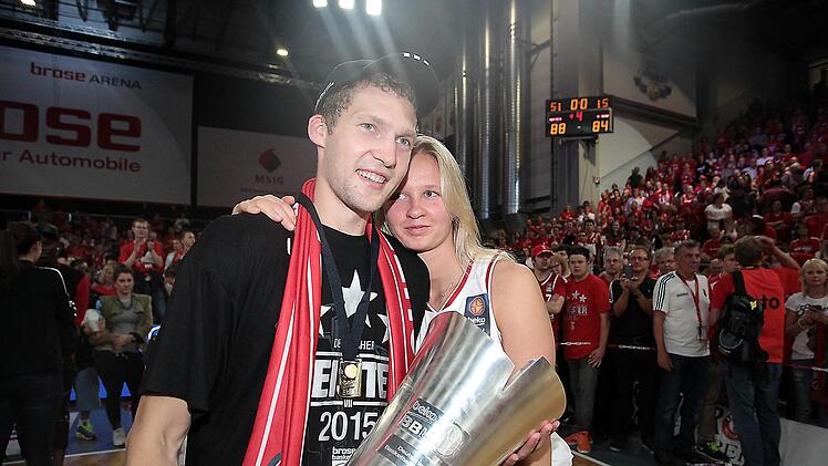 Am 21. Juni 2015 feierte Janis Strelnieks seine erste von drei Meisterschaften in Bamberg nach dem finalen 88:84-Erfolg gegen die Bayern mit Freundin Ieva Jansone. Foto: sportpress