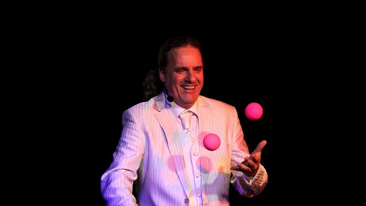 Dirk Denzer bei seiner Jonglage.